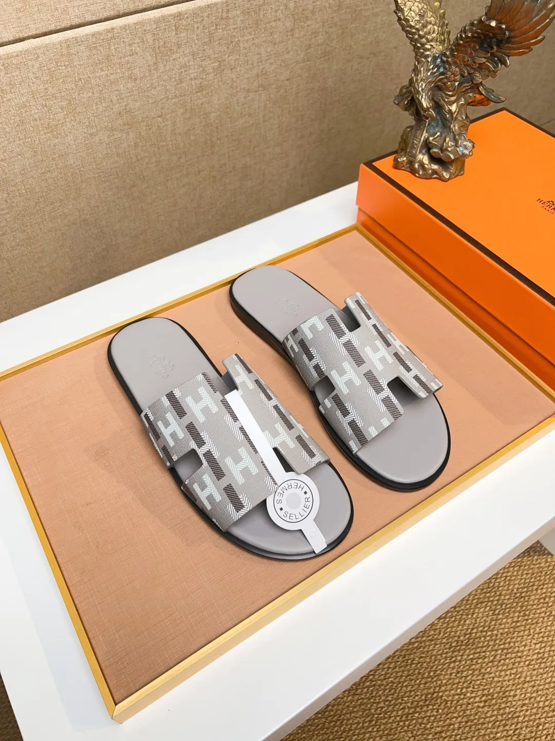 Men's clothing and shoes 💰280 💅💅💅 new arrival. Hermes Hermes official website latest counter synchronized new oran color leather H slippers, the original Paris version flew back to the original model and opened the mold to make it perfectly🍌The highest quality Sincerity, you can enter and leave the counter at will [Deyi] The upper is made of original customized  colored palm prints, crocodile print, ostrich print, colored cow leather, colored cow suede, 🤔 horse hair, 🥳 colored diamonds, 🥰 3D printing, and other genuine leather slippers, imported cow pattern foot pad lining, Italian  latest original genuine leather combination outsole Code number: 38-48 (customized at 46.47.48) Can be made into picture combination sole with genuine leather pattern and ordinary molded outsole